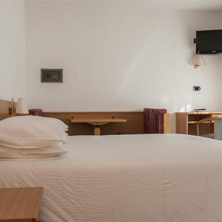 Hotel Ai Pini ヴィーゴ・ディ・ファッサ エクステリア 写真