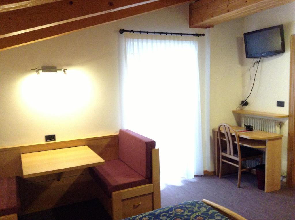 Hotel Ai Pini ヴィーゴ・ディ・ファッサ エクステリア 写真