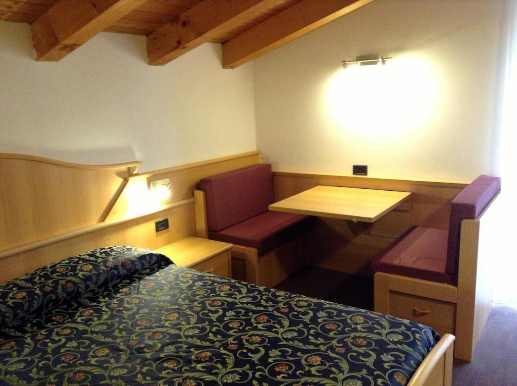 Hotel Ai Pini ヴィーゴ・ディ・ファッサ エクステリア 写真
