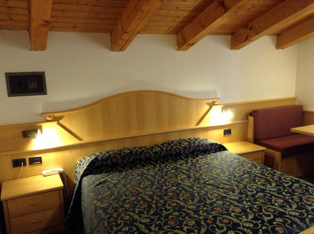 Hotel Ai Pini ヴィーゴ・ディ・ファッサ エクステリア 写真