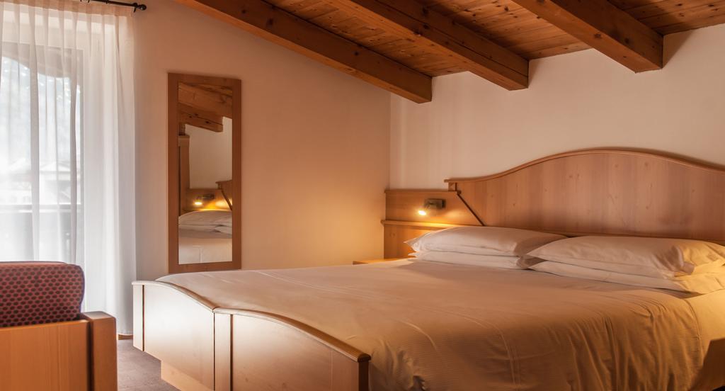 Hotel Ai Pini ヴィーゴ・ディ・ファッサ エクステリア 写真