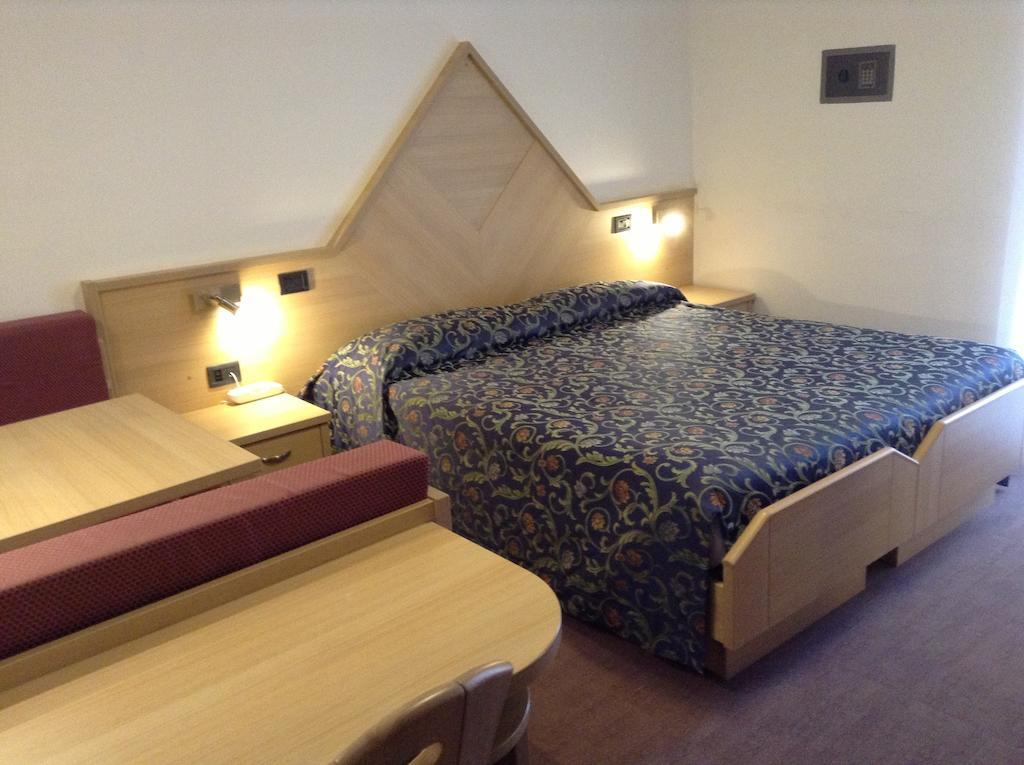 Hotel Ai Pini ヴィーゴ・ディ・ファッサ エクステリア 写真