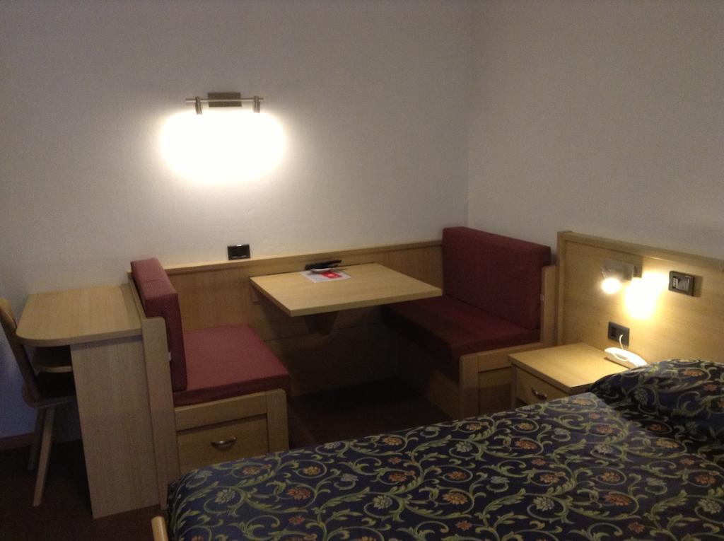 Hotel Ai Pini ヴィーゴ・ディ・ファッサ エクステリア 写真