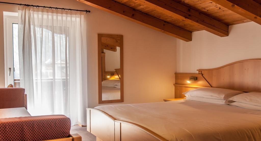 Hotel Ai Pini ヴィーゴ・ディ・ファッサ エクステリア 写真