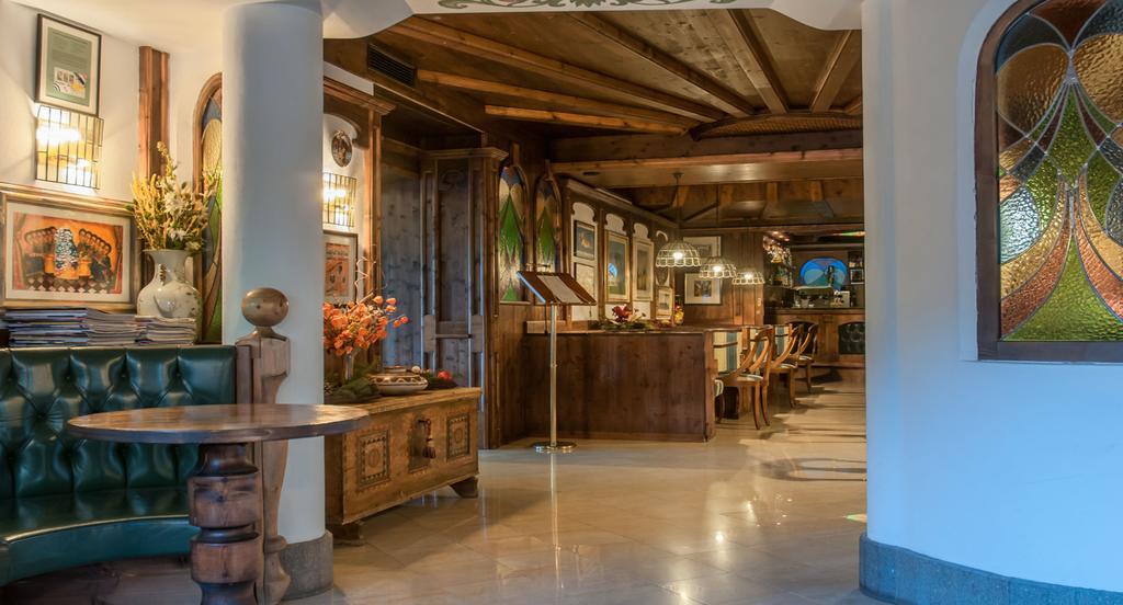 Hotel Ai Pini ヴィーゴ・ディ・ファッサ エクステリア 写真