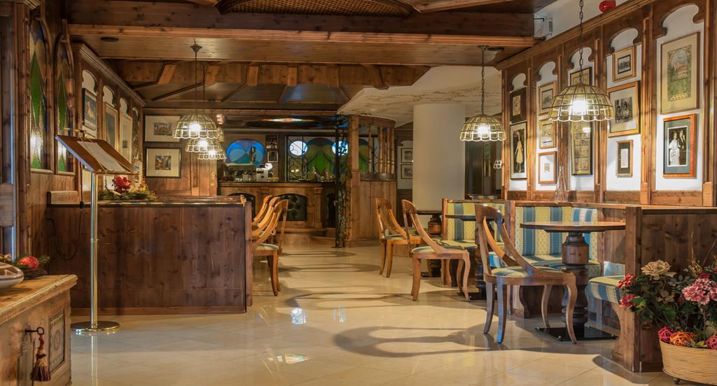 Hotel Ai Pini ヴィーゴ・ディ・ファッサ エクステリア 写真
