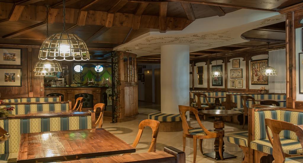 Hotel Ai Pini ヴィーゴ・ディ・ファッサ エクステリア 写真