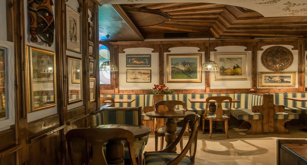 Hotel Ai Pini ヴィーゴ・ディ・ファッサ エクステリア 写真