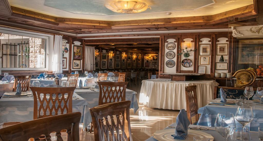 Hotel Ai Pini ヴィーゴ・ディ・ファッサ エクステリア 写真