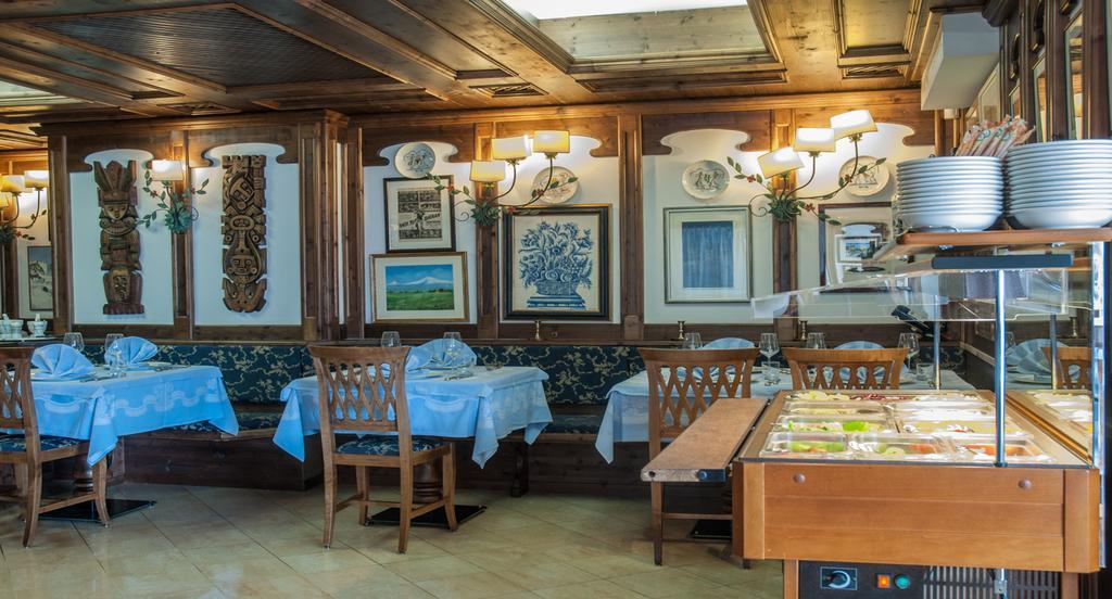 Hotel Ai Pini ヴィーゴ・ディ・ファッサ エクステリア 写真
