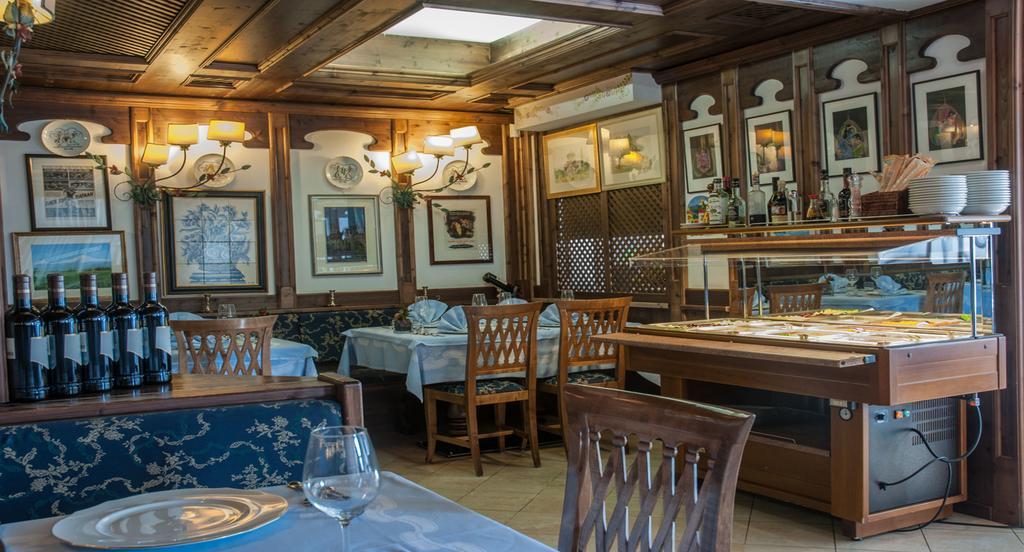 Hotel Ai Pini ヴィーゴ・ディ・ファッサ エクステリア 写真