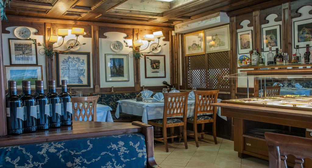 Hotel Ai Pini ヴィーゴ・ディ・ファッサ エクステリア 写真