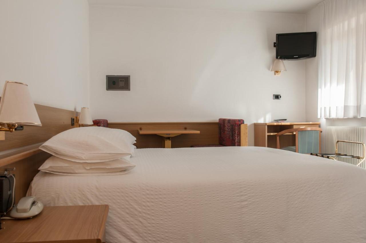 Hotel Ai Pini ヴィーゴ・ディ・ファッサ エクステリア 写真